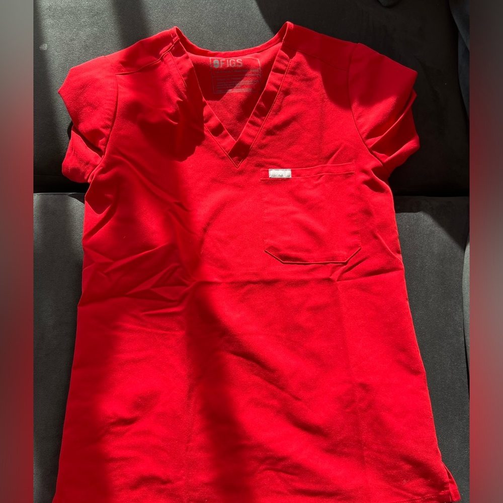 Winning red figs scrubs